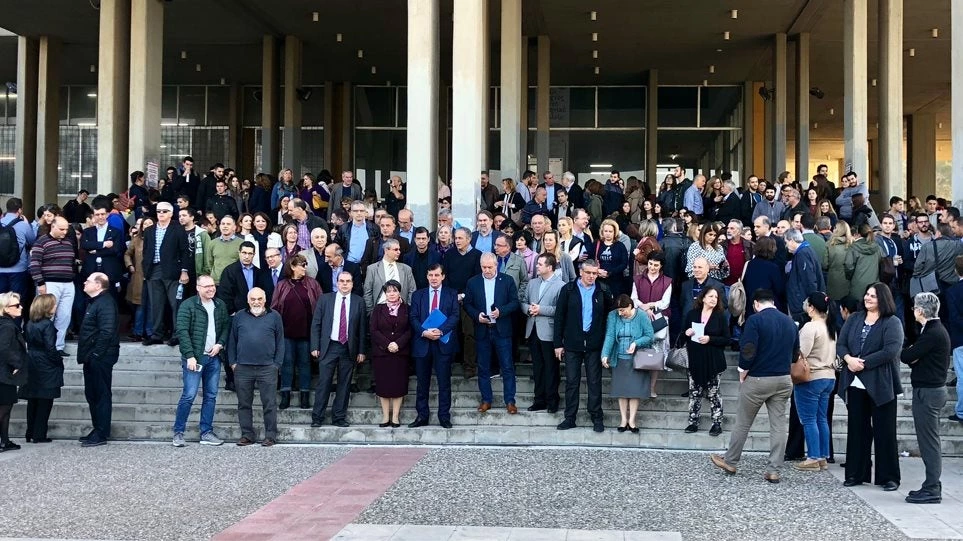 Ο Ρουβίκωνας επανακατέλαβε το γραφείο 516 – Οι πρυτανικές αρχές στην κεντρική είσοδο της Φιλοσοφικής